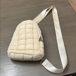 NWT! Brisas Cream Quilted Women's crossover bag